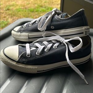 Converse Navy Blue Sneakers with Classic Low-Top Design